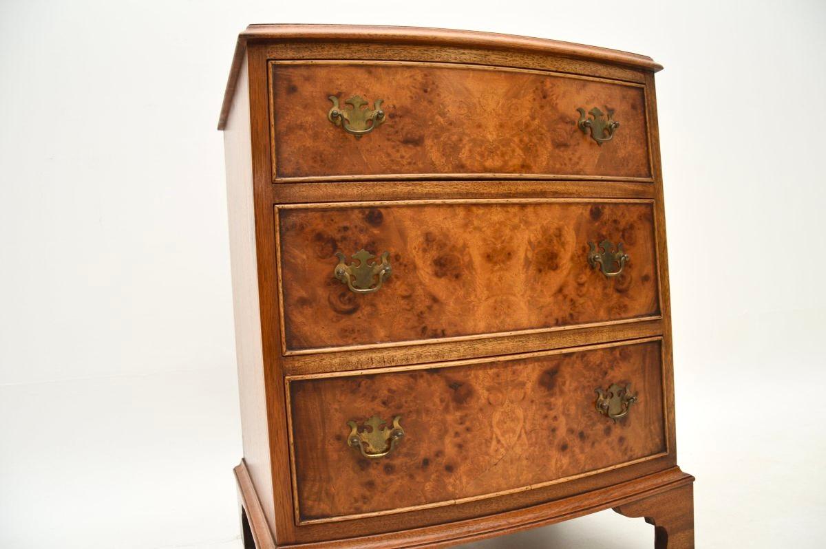 Milieu du XXe siècle Ancienne commode en ronce de noyer en vente