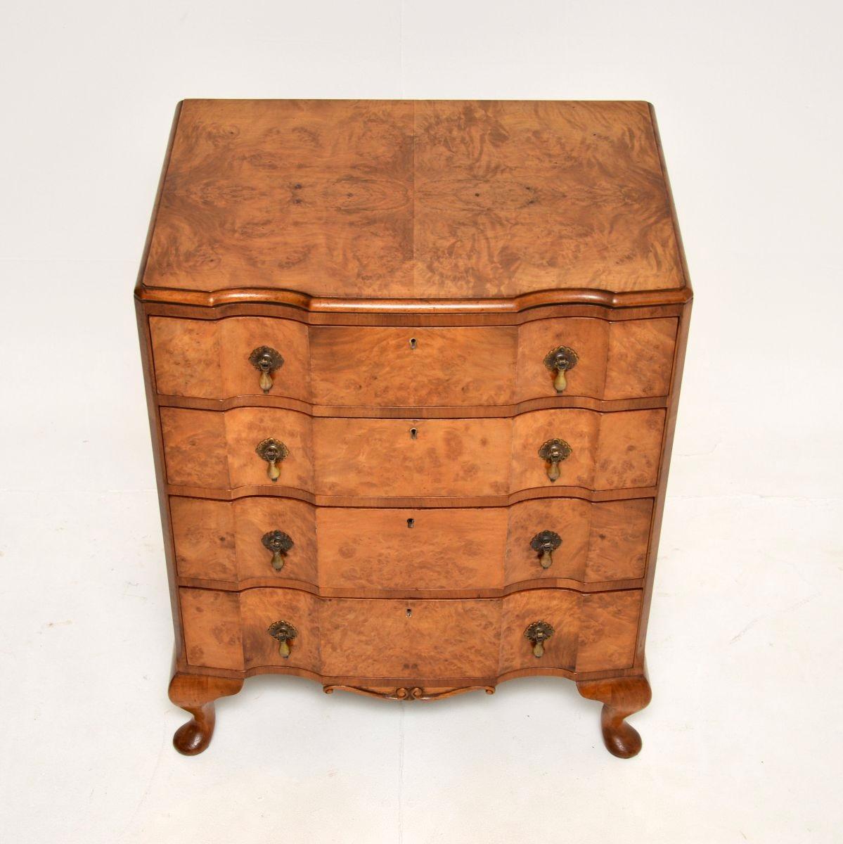 Début du 20ème siècle Ancienne commode en ronce de noyer en vente