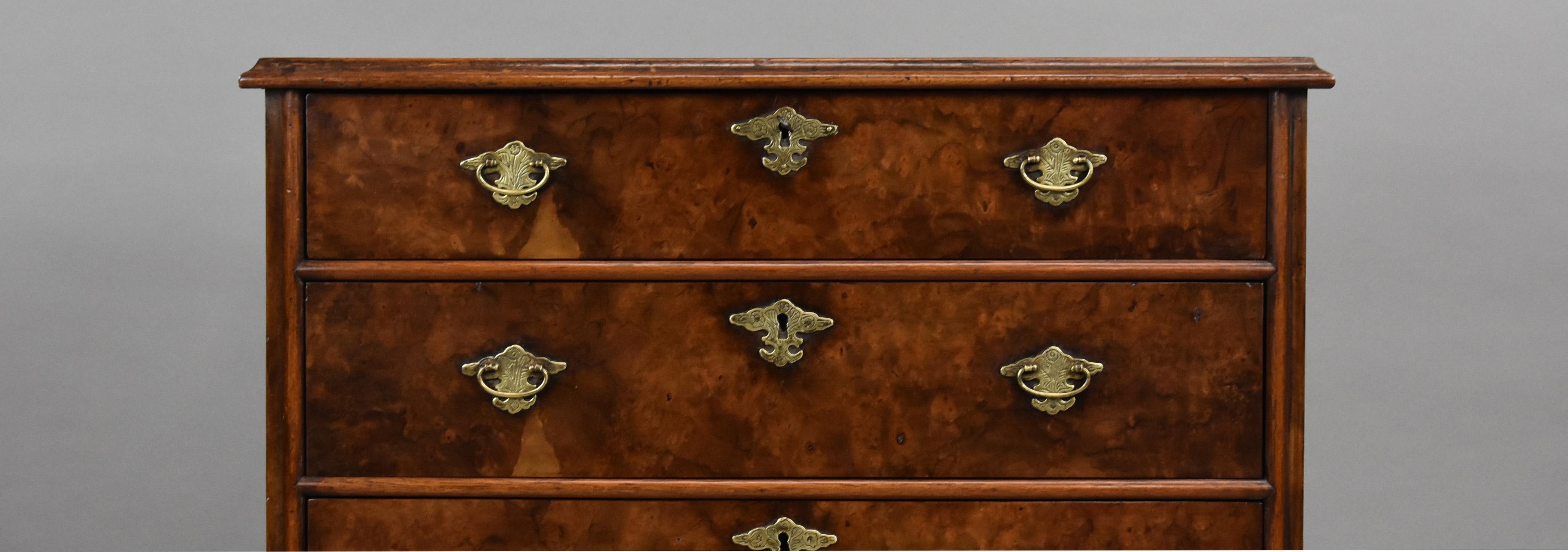 Noyer Ancienne commode en ronce de noyer en vente