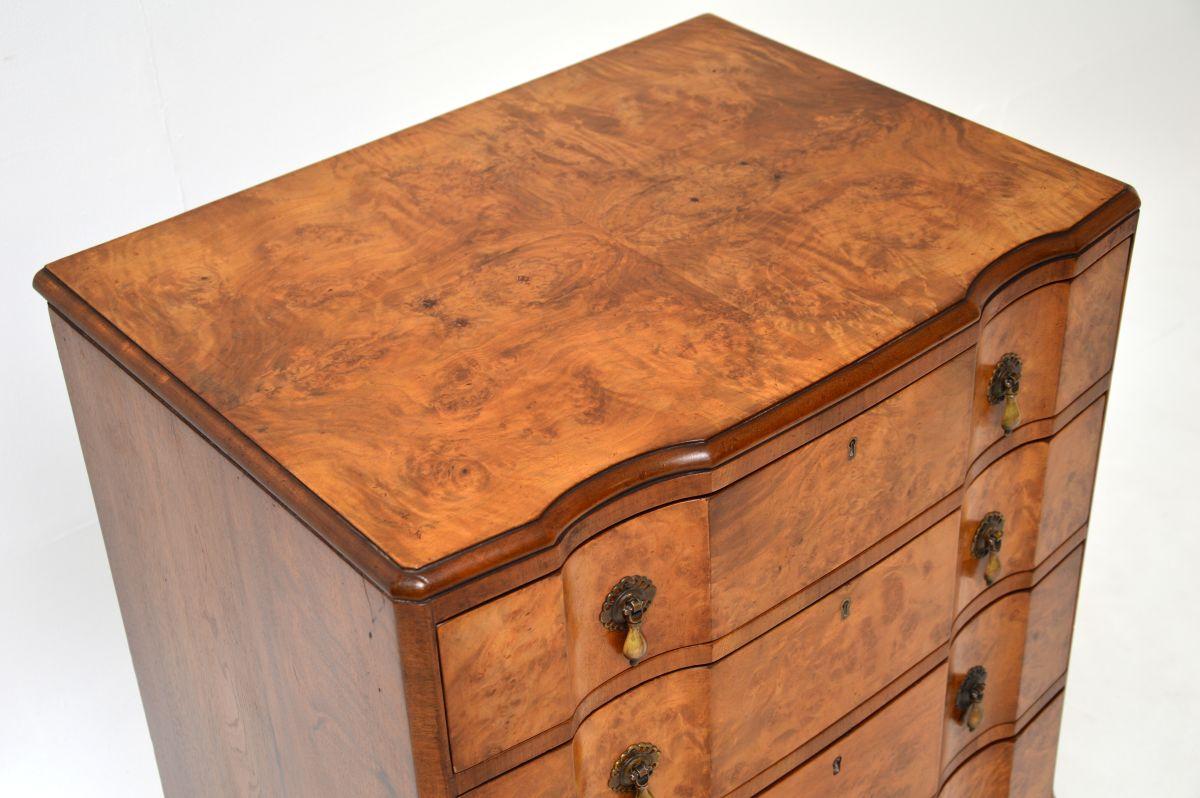 Noyer Ancienne commode en ronce de noyer en vente