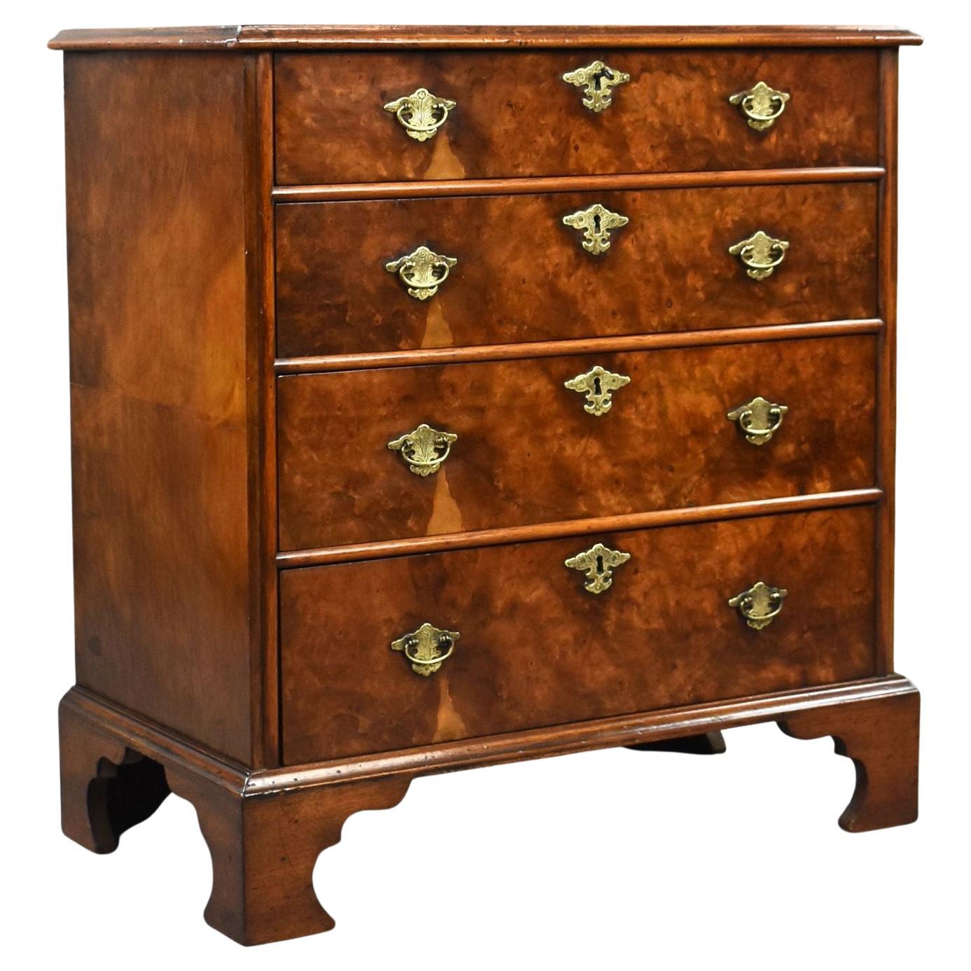 Cassettiera antica in radica di noce