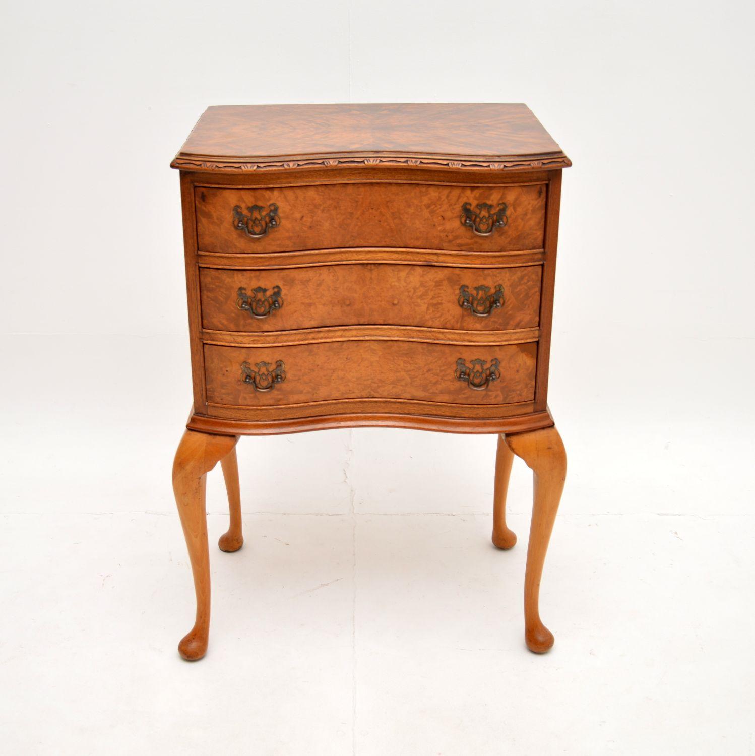 A beautiful antique burr walnut chest of drawers on legs. This is in the Queen Anne style, it was made in England and dates from around the 1930’s.

The quality is superb, this is elegant yet sturdy, with gorgeous burr walnut grain patterns. It has