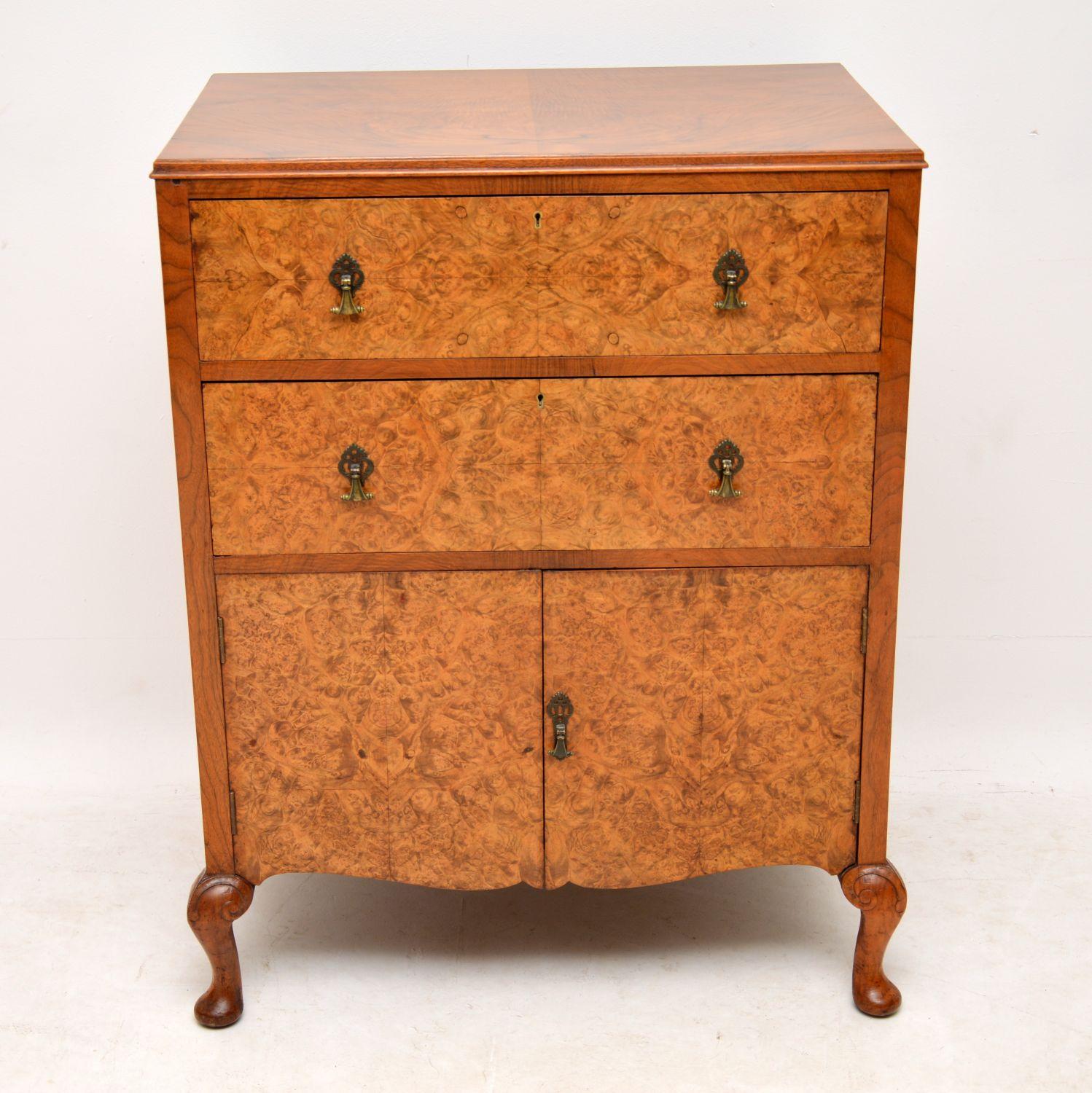 Antique Queen Anne style walnut chest and cupboard combination, which some people would call a tallboy, with two drawers over a cupboard, sitting on solid walnut legs. It dates to around the 1920’s period & is in excellent original condition. This