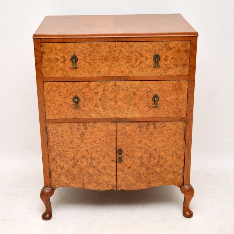 Antique Queen Anne style walnut chest and cupboard combination, which some people would call a tallboy, with two drawers over a cupboard, sitting on solid walnut legs. It dates to circa 1920s period and is in excellent original condition. This piece