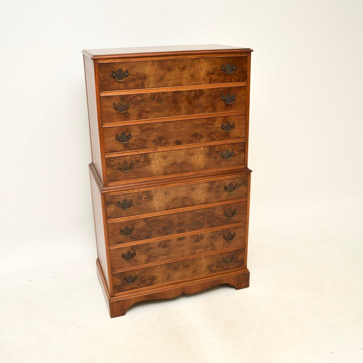 Magnifique et impressionnante commode ancienne en ronce de noyer. Il a été fabriqué en Angleterre, il date des années 1930 environ.

La qualité est superbe, les veines de la ronce de noyer sont absolument magnifiques et le meuble offre beaucoup