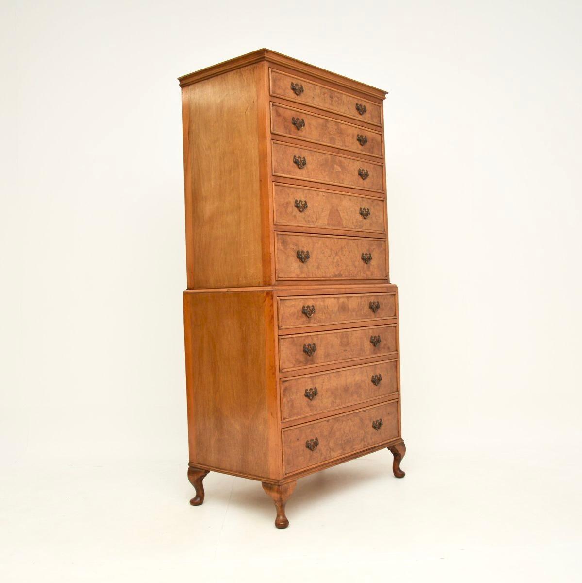 Georgien Coffre ancien en ronce de noyer sur commode en vente