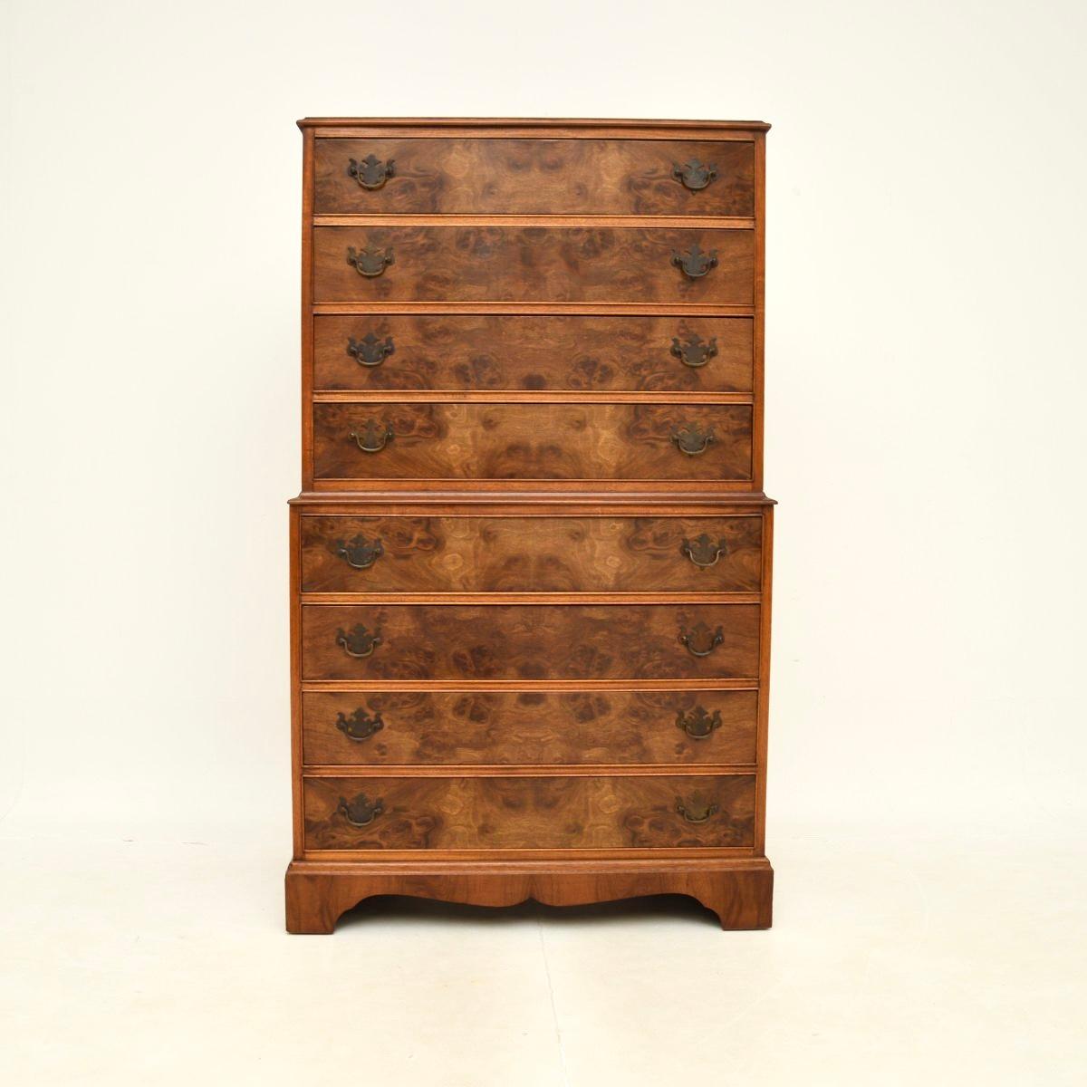 Britannique Coffre ancien en ronce de noyer sur commode en vente