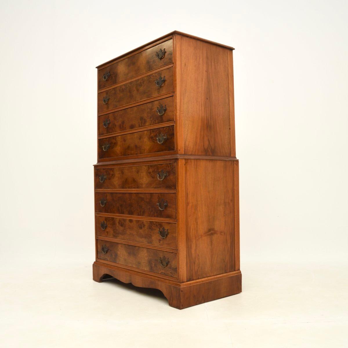 Milieu du XXe siècle Coffre ancien en ronce de noyer sur commode en vente