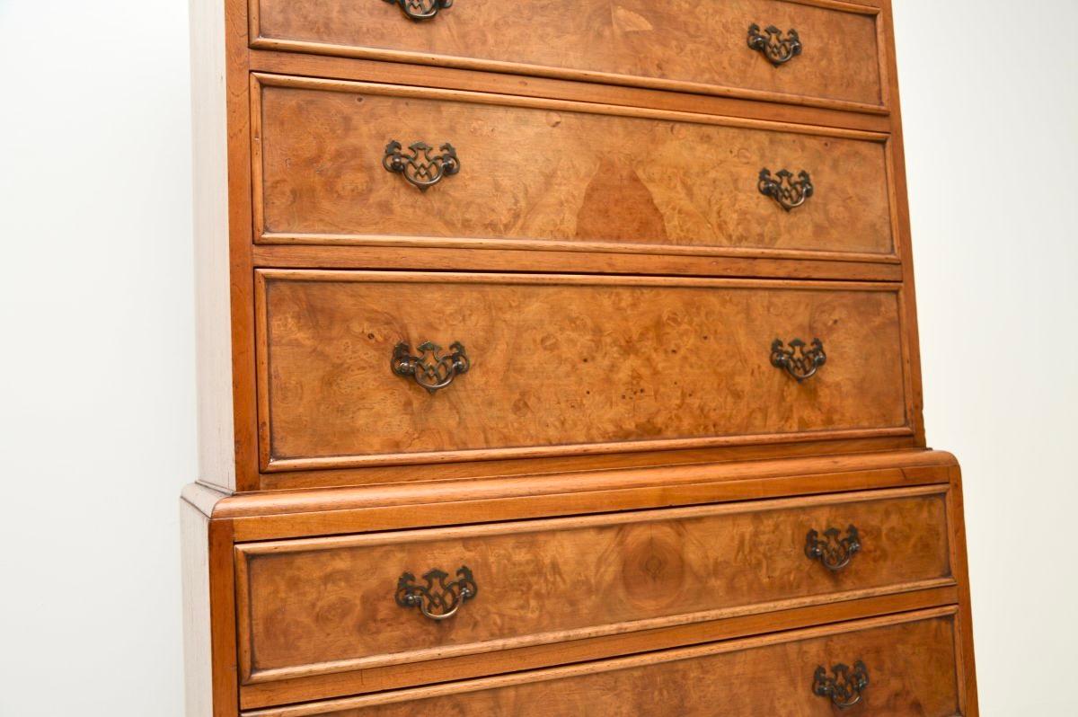 Noyer Coffre ancien en ronce de noyer sur commode en vente