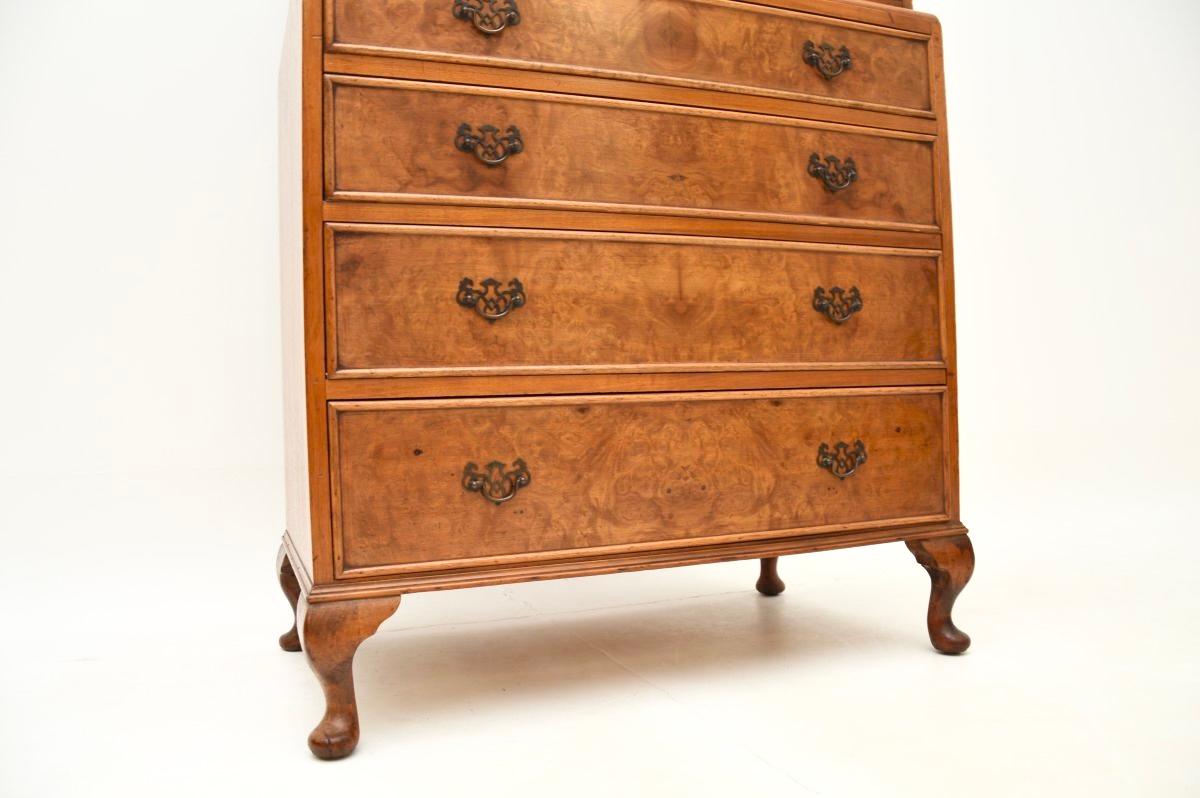 Coffre ancien en ronce de noyer sur commode en vente 1