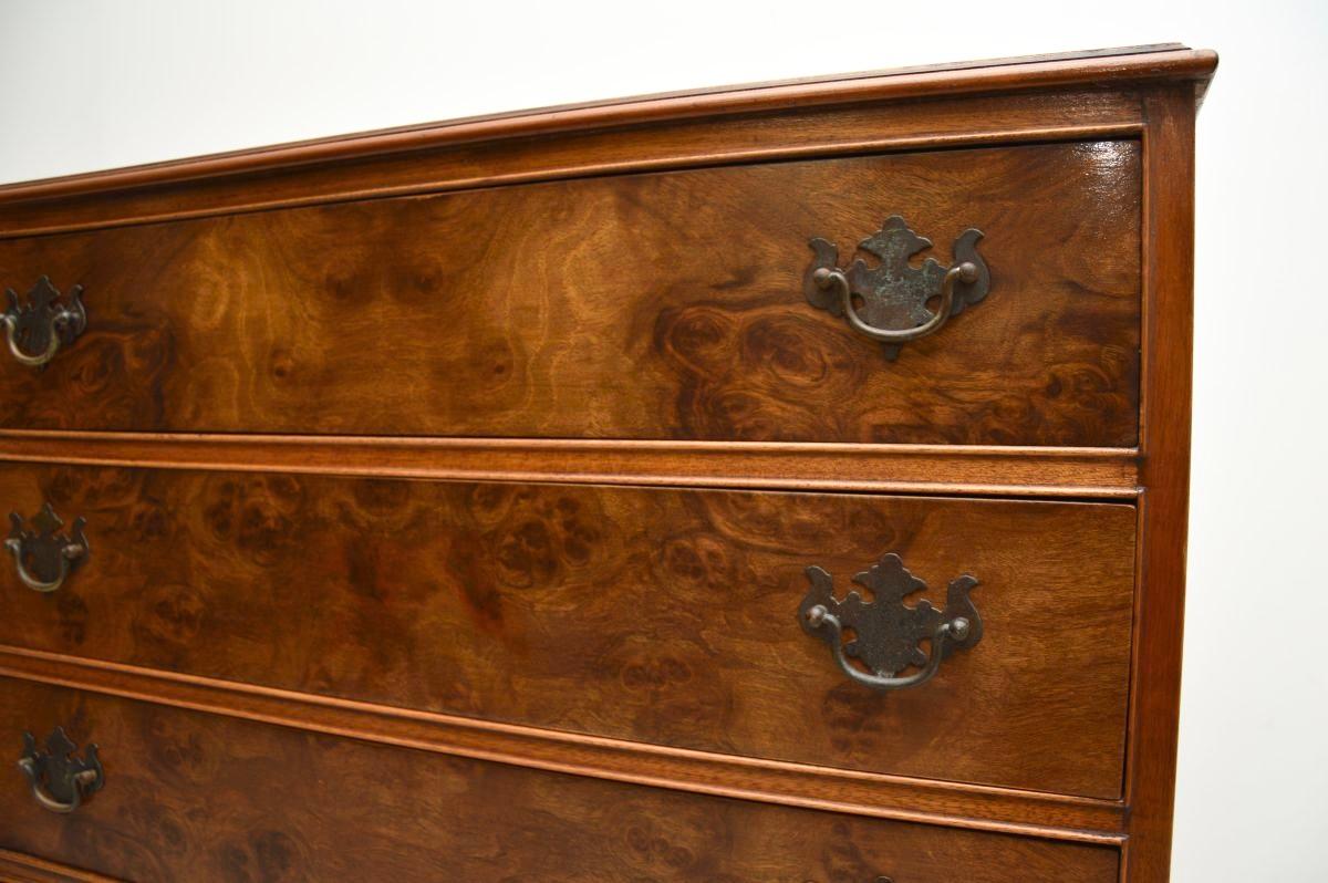 Coffre ancien en ronce de noyer sur commode en vente 2
