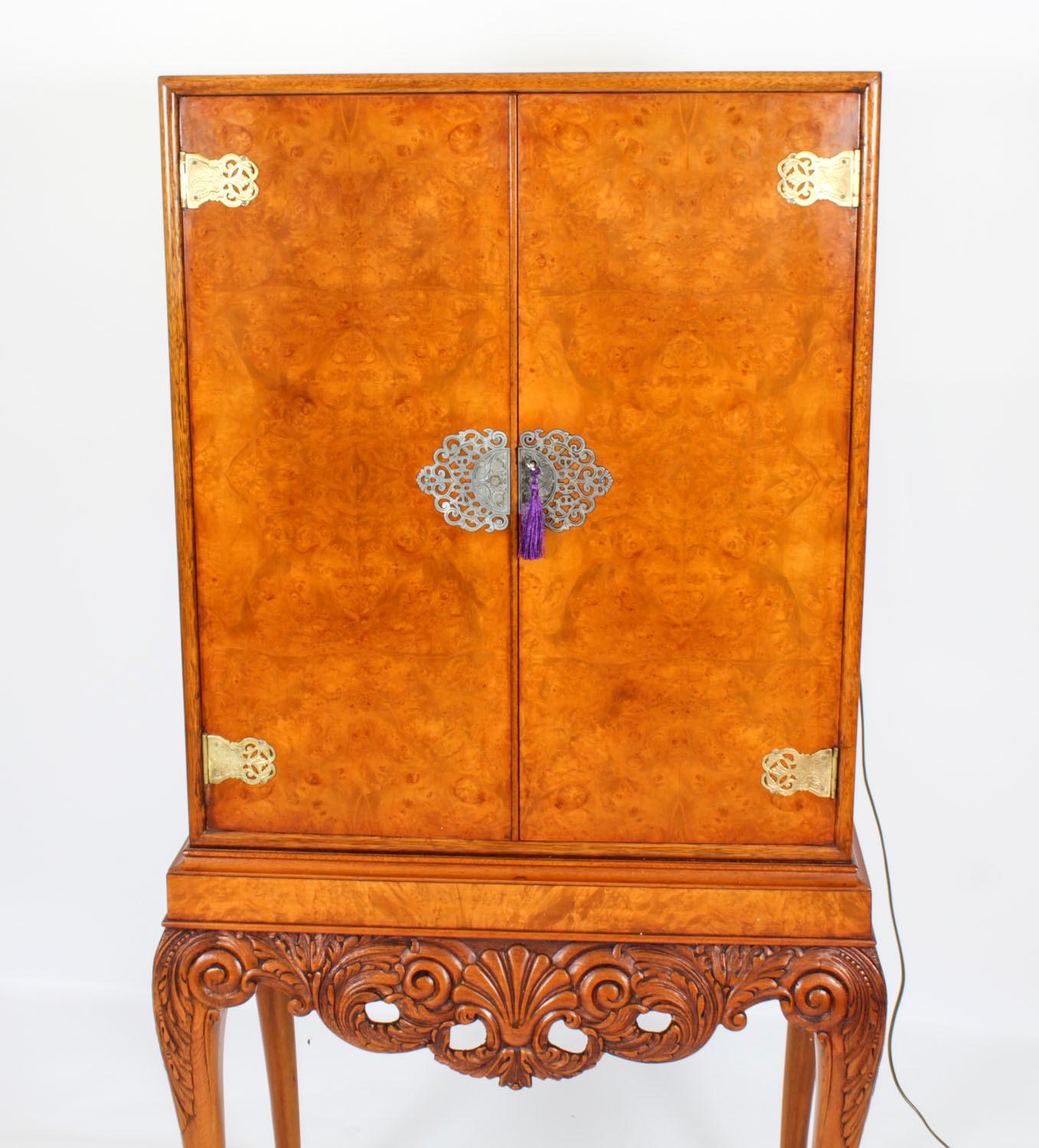 Noce Antico mobile da cocktail in radica di noce per bevande, bar e bicchieri secchi Circa 1930 in vendita