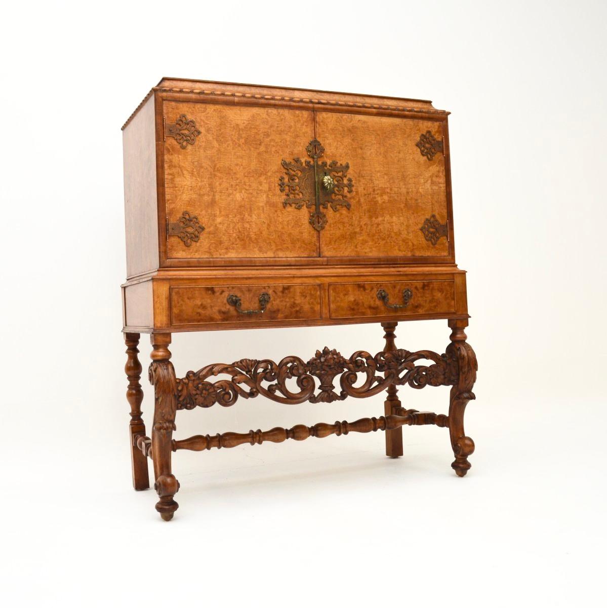 A superb antique burr walnut cocktail drinks cabinet, dating from around the 1920’s period.

The quality is outstanding, the top section is burr walnut, the base is solid walnut & the insides of the cabinet are sycamore.

There is also a mirrored