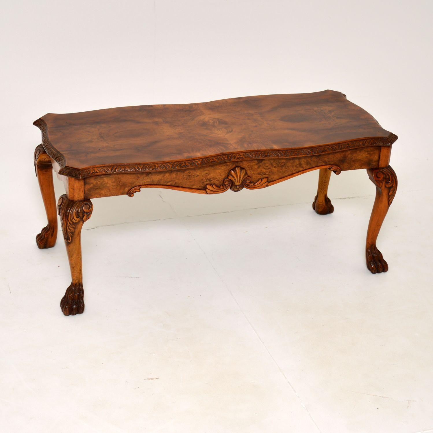 An excellent antique Queen Anne style coffee table in Walnut. This was made in England, it dates from around the 1920’s.

It is of superb quality, with absolutely beautiful grain patterns and colour tones. The design is gorgeous, with a serpentine