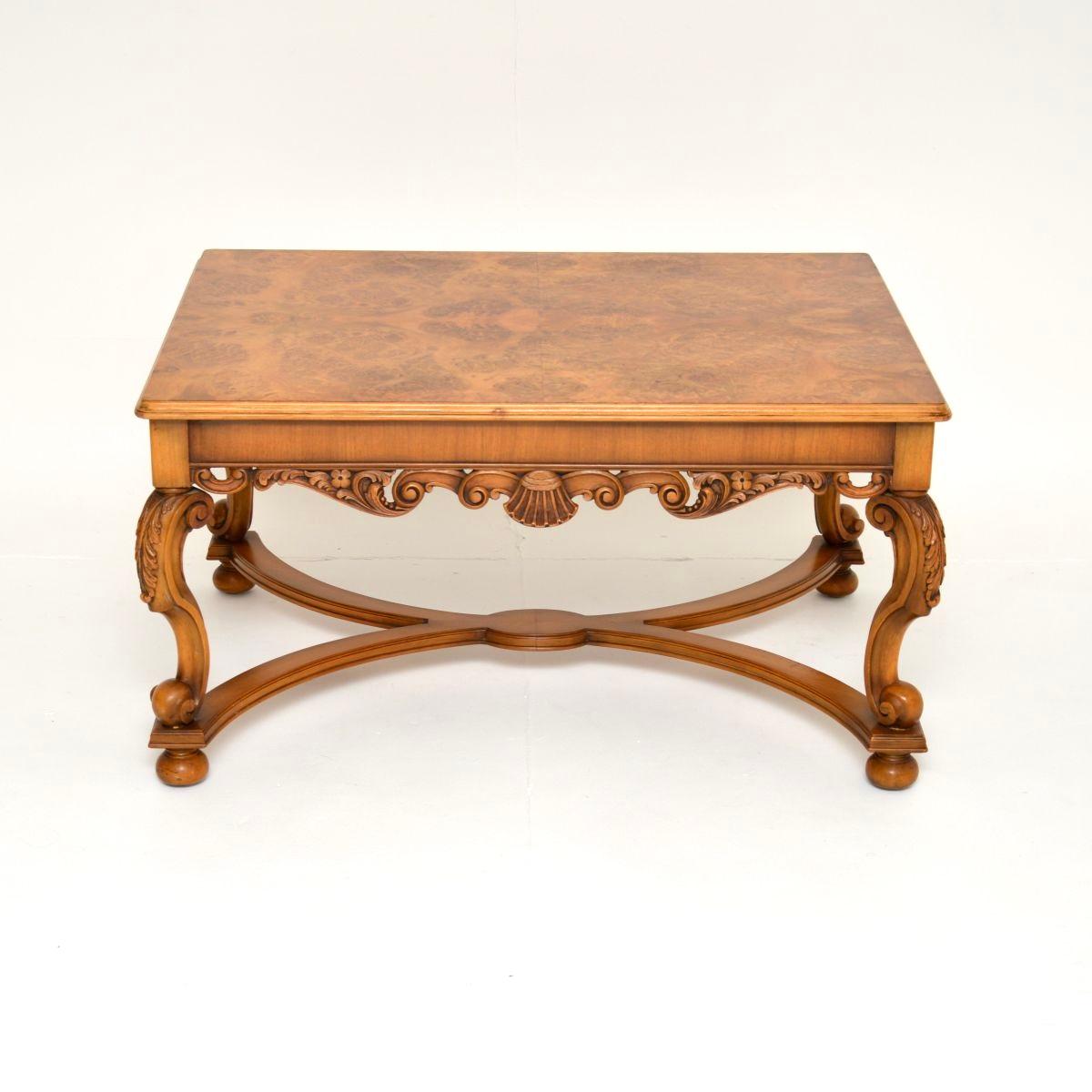 Magnifique table basse ancienne en ronce de noyer de style Queen Anne, extrêmement bien réalisée. Il a été fabriqué en Angleterre, il date des années 1930 environ.

La qualité est exceptionnelle, la taille est grande et impressionnante. Le plateau