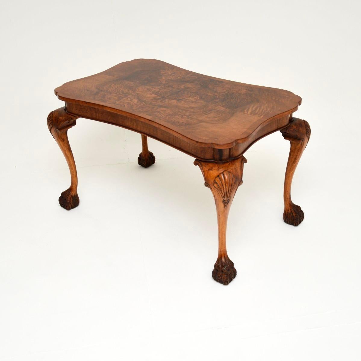 Queen Anne Table basse ancienne en ronce de noyer en vente