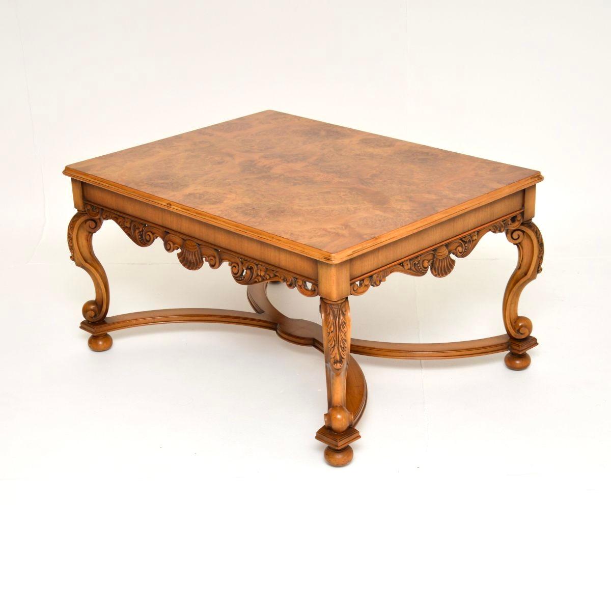 Queen Anne Table basse ancienne en ronce de noyer en vente