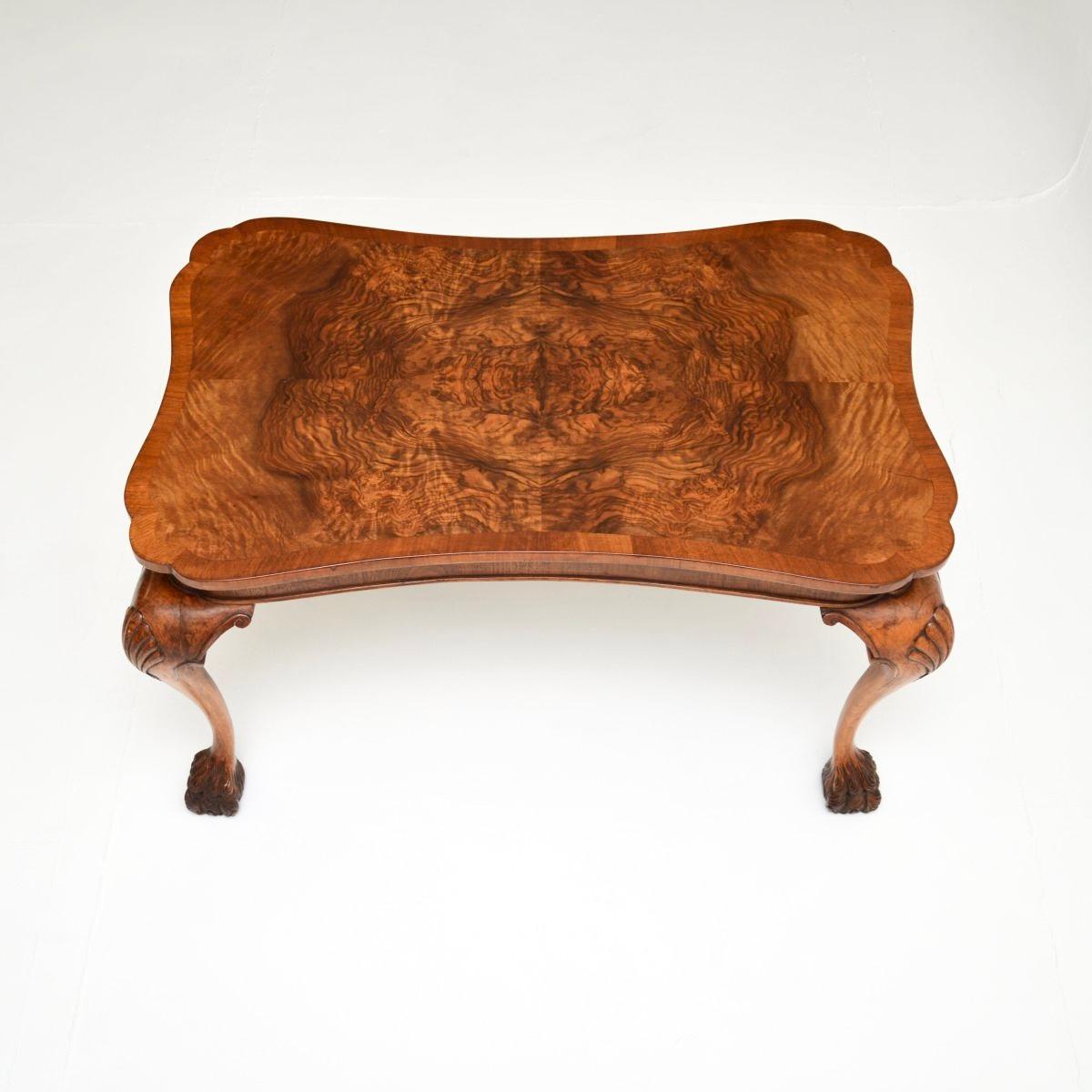 Britannique Table basse ancienne en ronce de noyer en vente