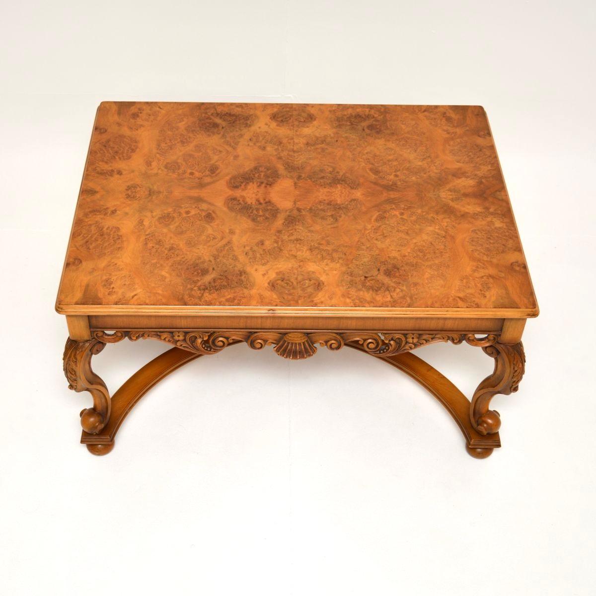 Britannique Table basse ancienne en ronce de noyer en vente