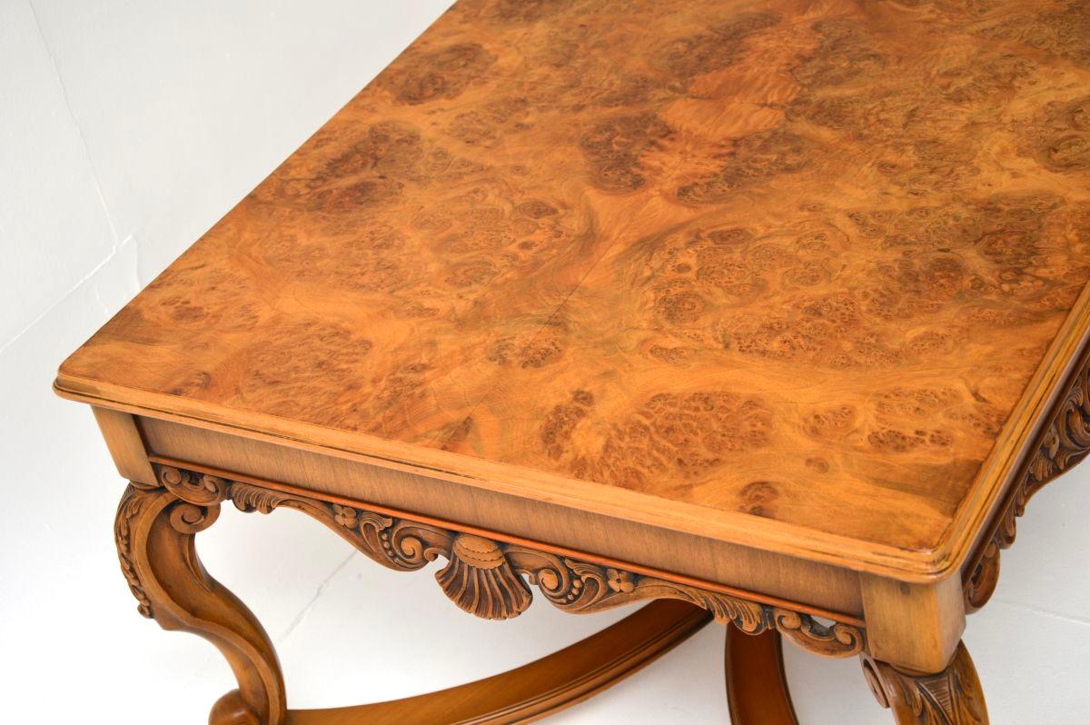 Table basse ancienne en ronce de noyer Bon état - En vente à London, GB