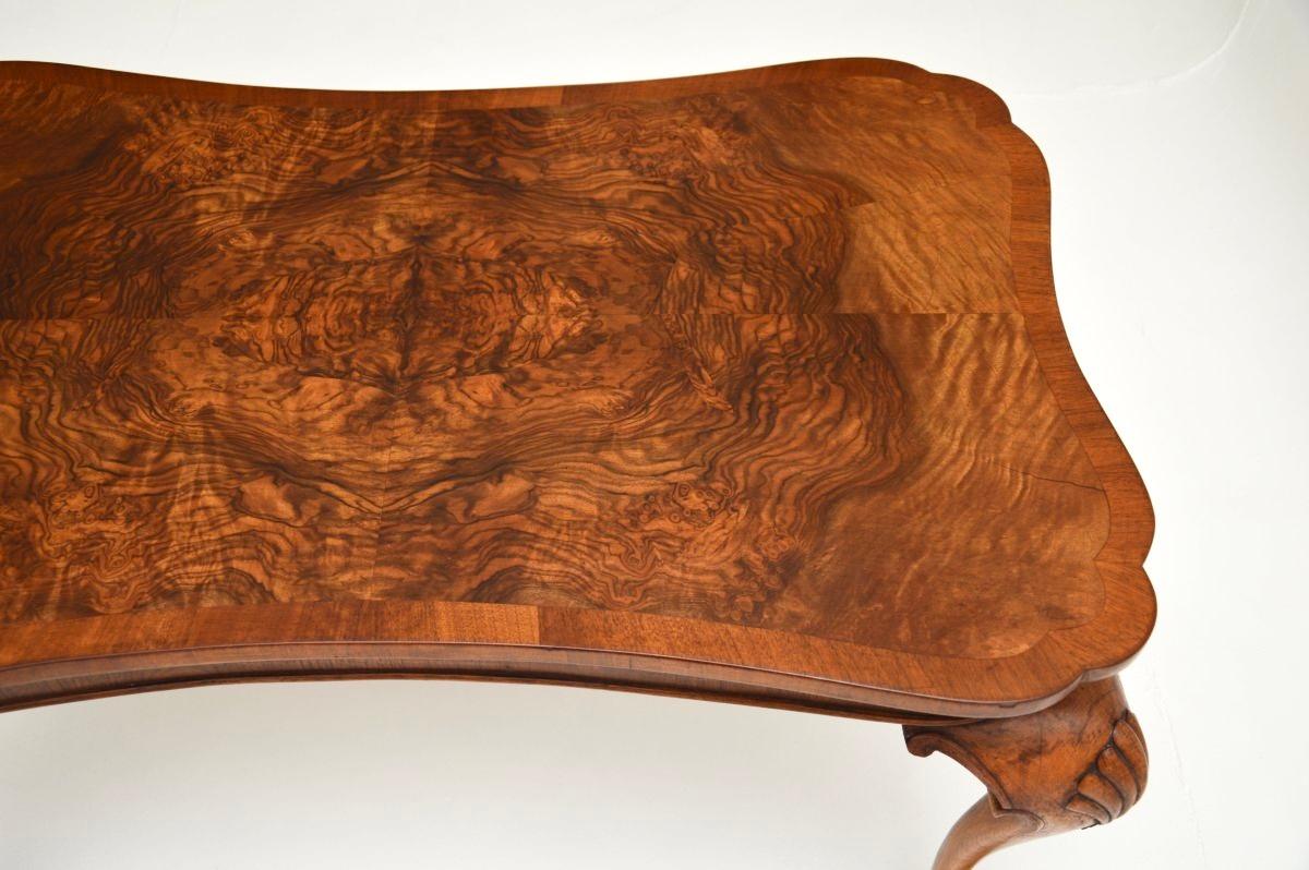 Milieu du XXe siècle Table basse ancienne en ronce de noyer en vente