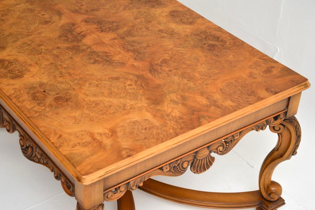 Milieu du XXe siècle Table basse ancienne en ronce de noyer en vente