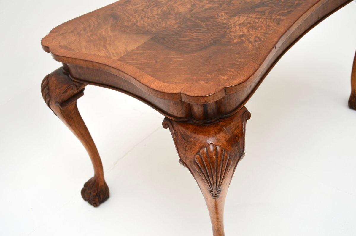 Noyer Table basse ancienne en ronce de noyer en vente