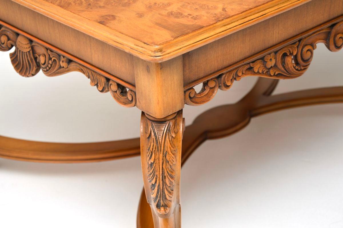 Table basse ancienne en ronce de noyer en vente 1