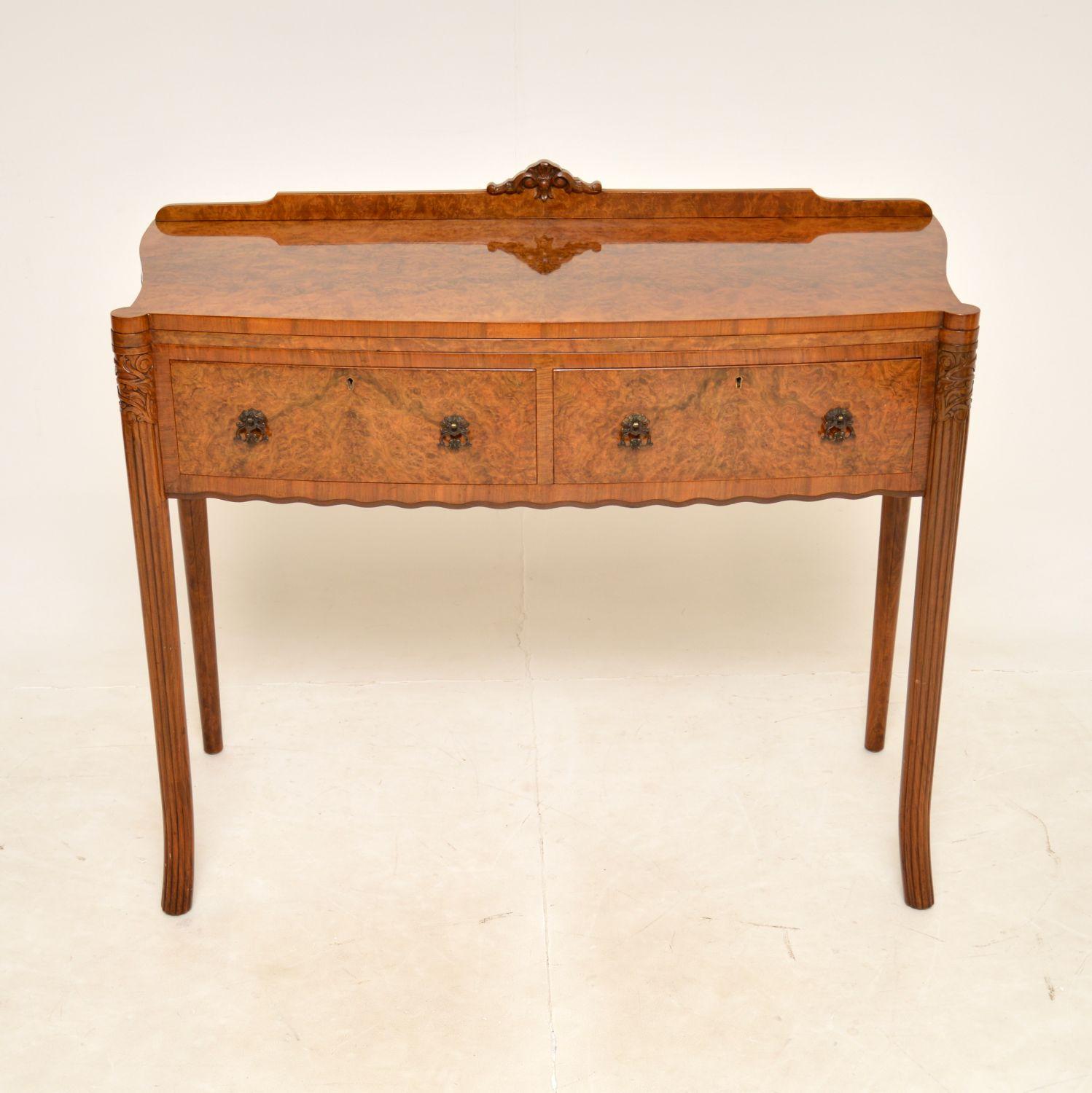 A stunning and extremely well made burr walnut console / server table in burr walnut. This was made in England, it dates from the 1920’s.

The quality is outstanding, this has absolutely gorgeous burr walnut grain patterns throughout. It sits on