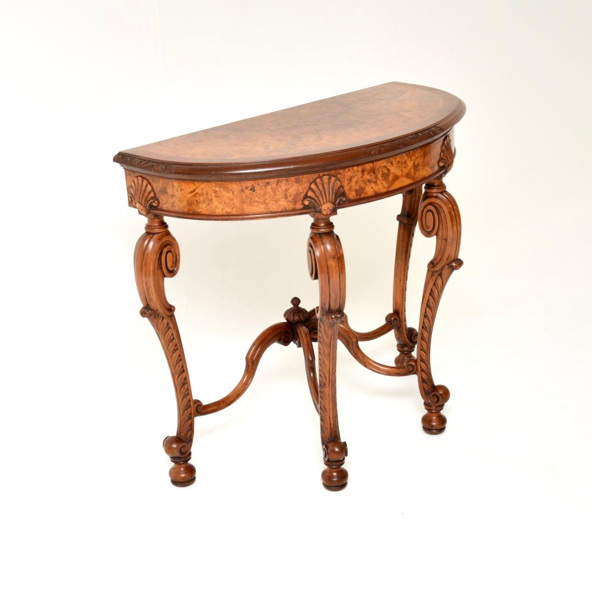 Tardo vittoriano Tavolino da salotto antico in radica di noce di Maple & Co. in vendita