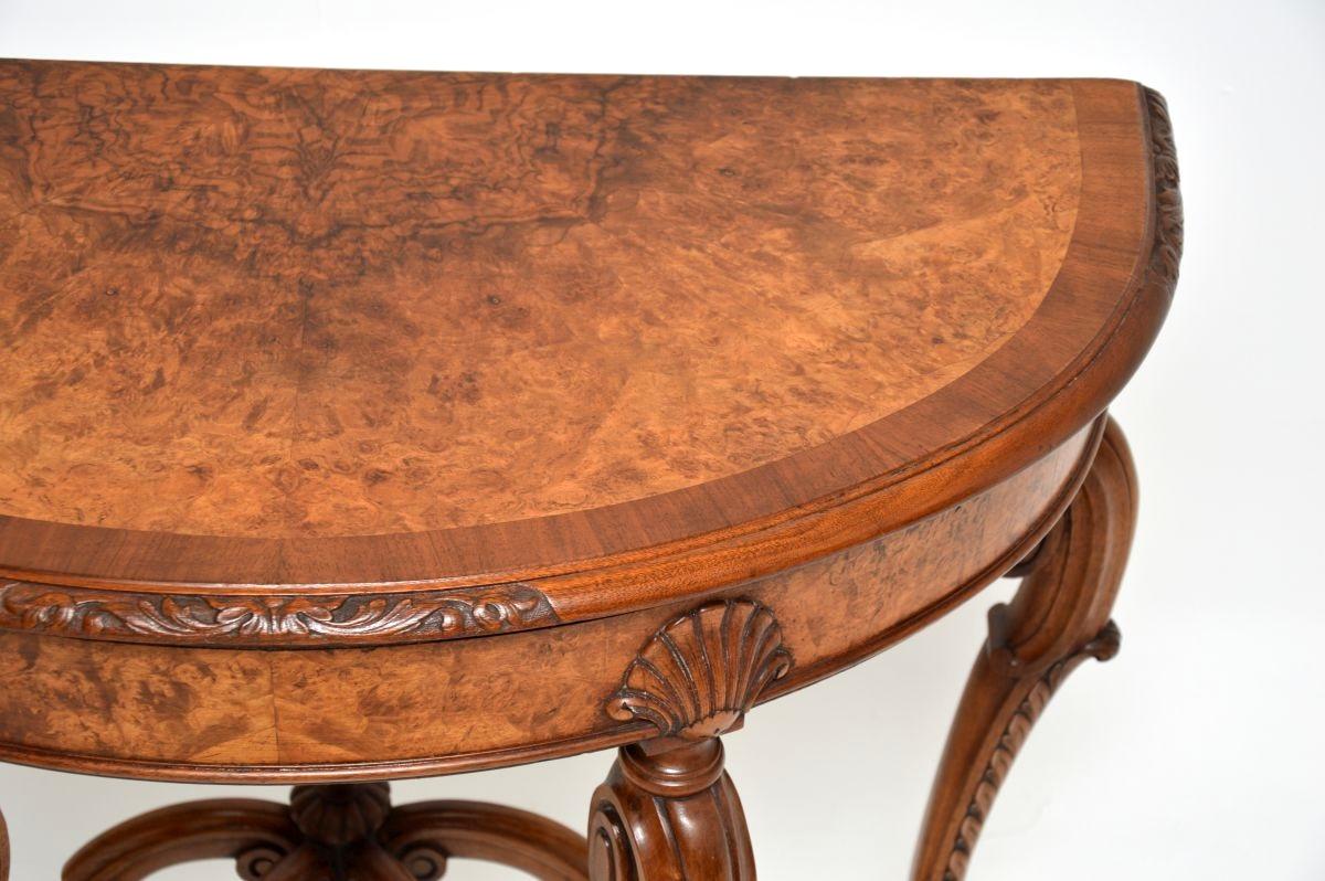 Noce Tavolino da salotto antico in radica di noce di Maple & Co. in vendita