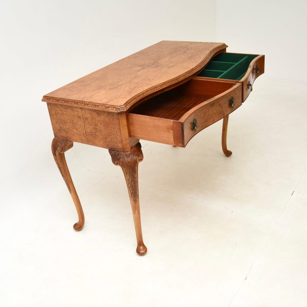 Queen Anne Console / Table d'appoint ancienne en ronce de noyer en vente