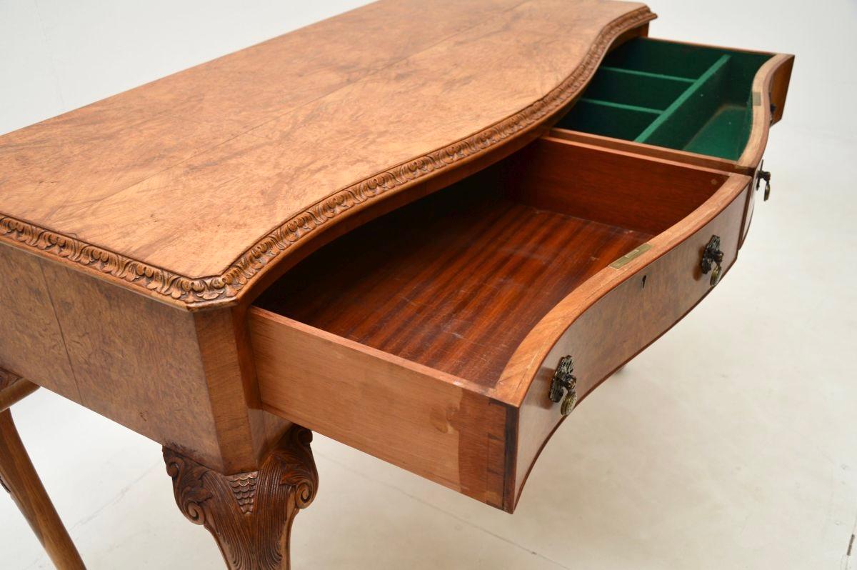 Britannique Console / Table d'appoint ancienne en ronce de noyer en vente