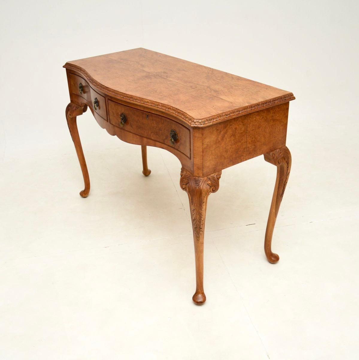 Console / Table d'appoint ancienne en ronce de noyer Bon état - En vente à London, GB