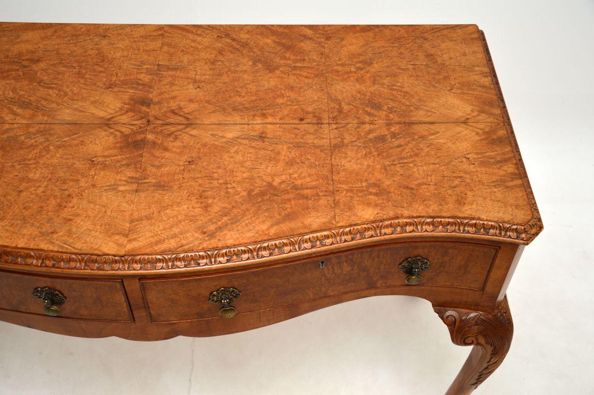 Début du 20ème siècle Console / Table d'appoint ancienne en ronce de noyer en vente