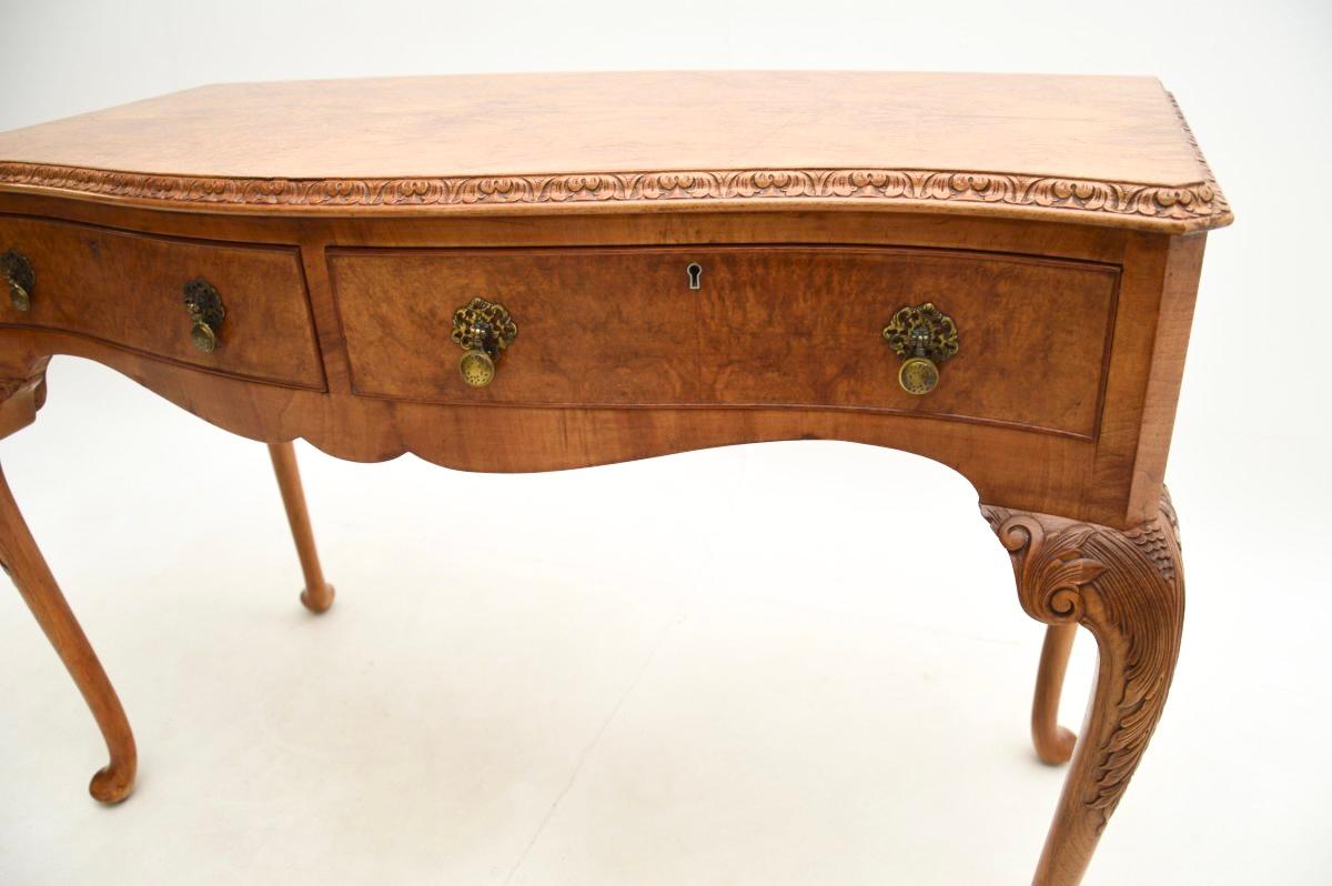 Console / Table d'appoint ancienne en ronce de noyer en vente 1