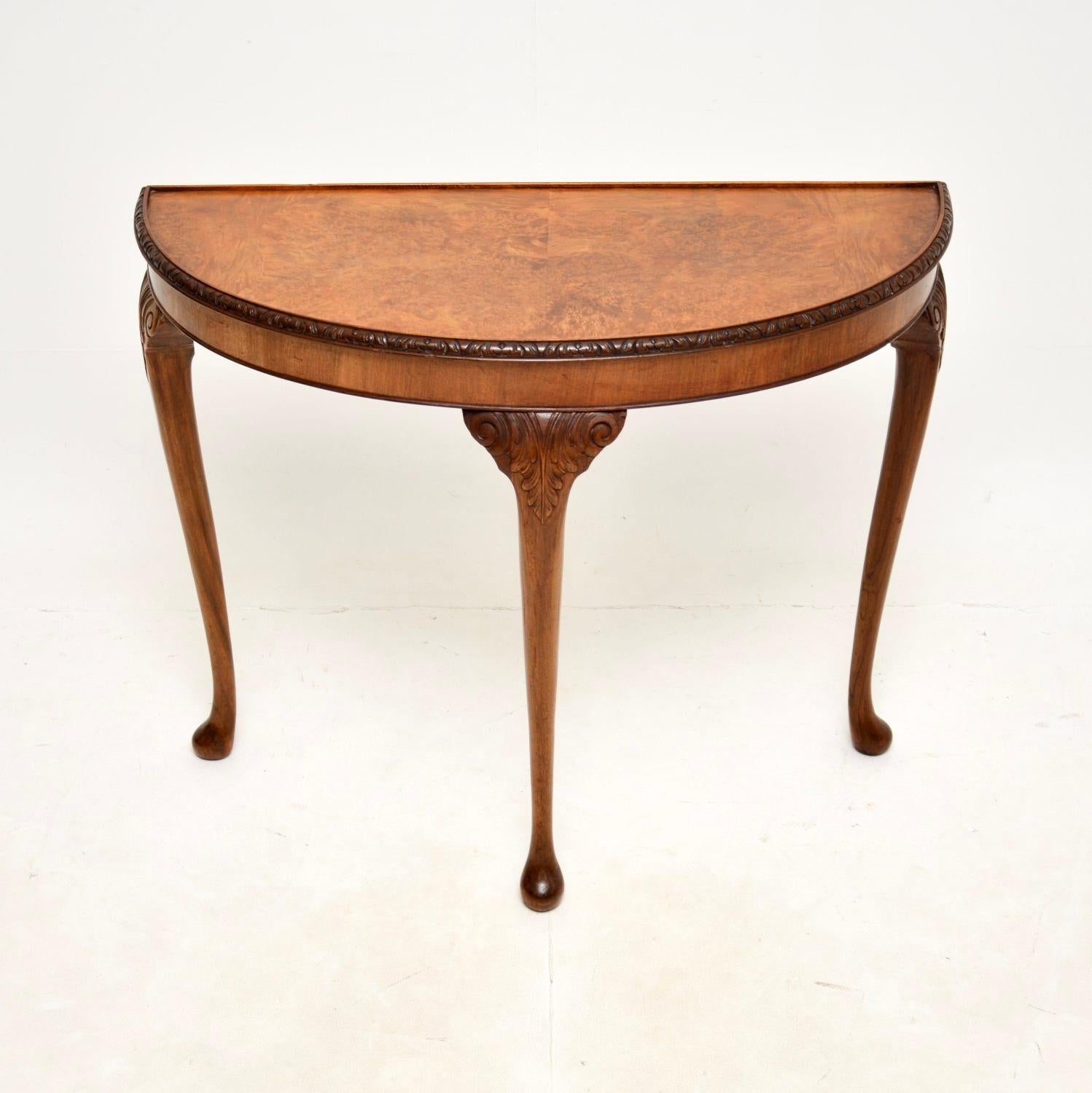 Magnifique table console ancienne en ronce de noyer de style Queen Anne. Fabriqué en Angleterre, il date des années 1920-30.

La qualité est superbe, le design est à la fois élégant et robuste. Le plateau présente d'étonnants motifs de ronce de