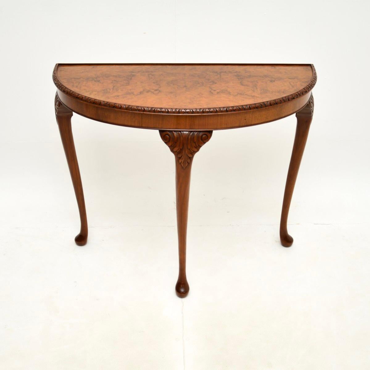 Una splendida consolle antica in radica di noce in stile Queen Anne. Prodotto in Inghilterra, risale agli anni '1930 circa.

La qualità è eccellente, il design è elegante e robusto. Il piano presenta una splendida venatura in radica di noce e un