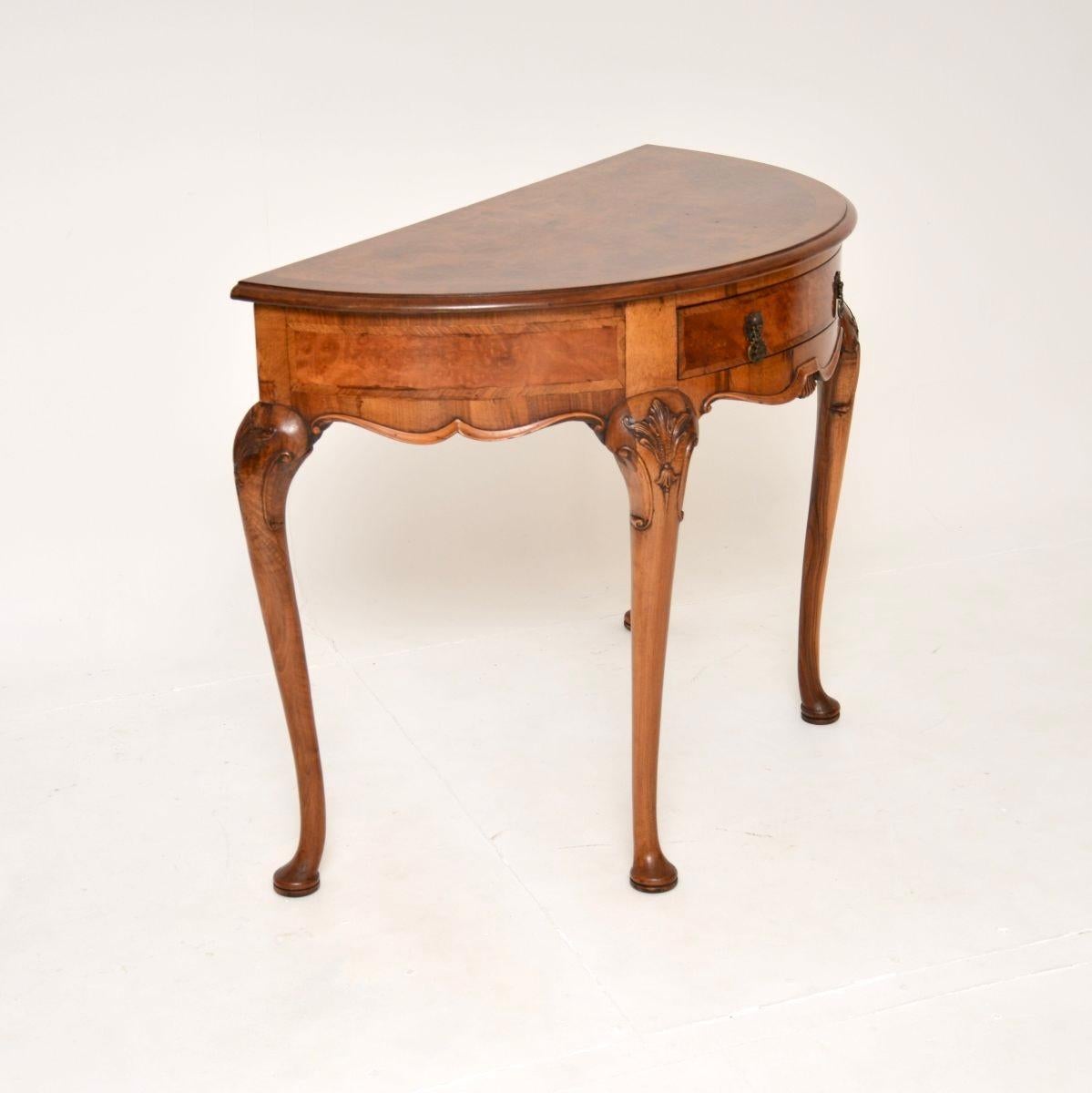 Consola antigua de nogal Queen Anne en venta