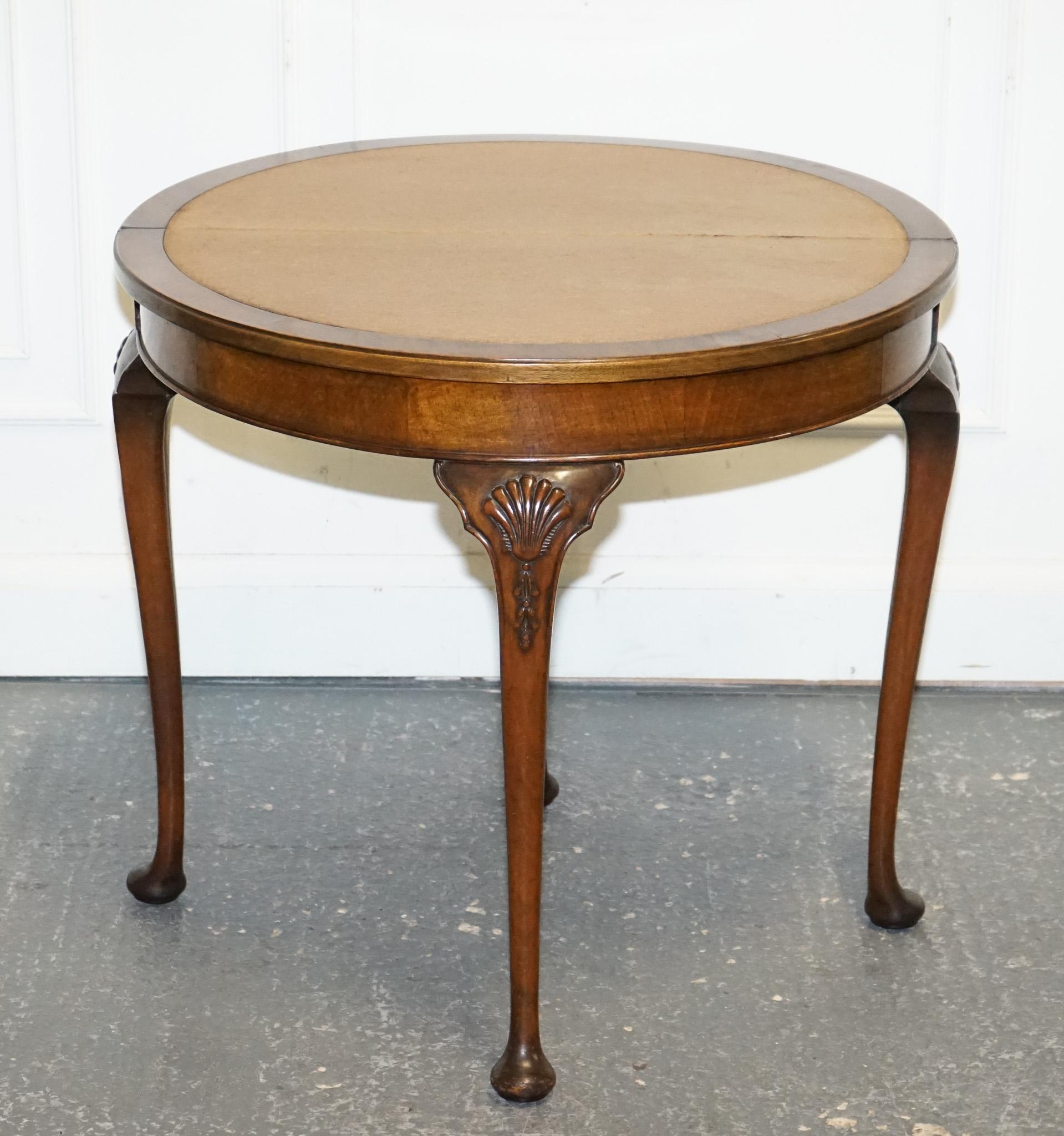 
Antiquariato di Londra



Siamo lieti di offrire in vendita questo Tavolo Occasionale da Gioco Demi-Lune in radica antica.

 Un bellissimo mix di eleganza e funzionalità. Questo squisito pezzo è caratterizzato da una forma demi-lune graziosamente