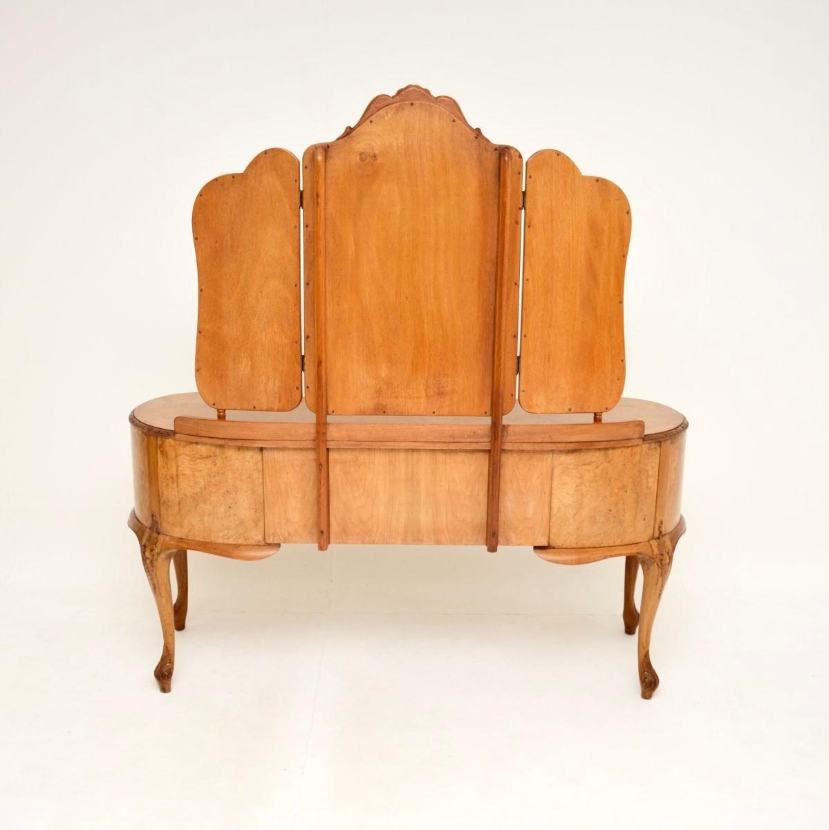 Antique Burr Walnut Dressing Table and Stool In Good Condition In London, GB