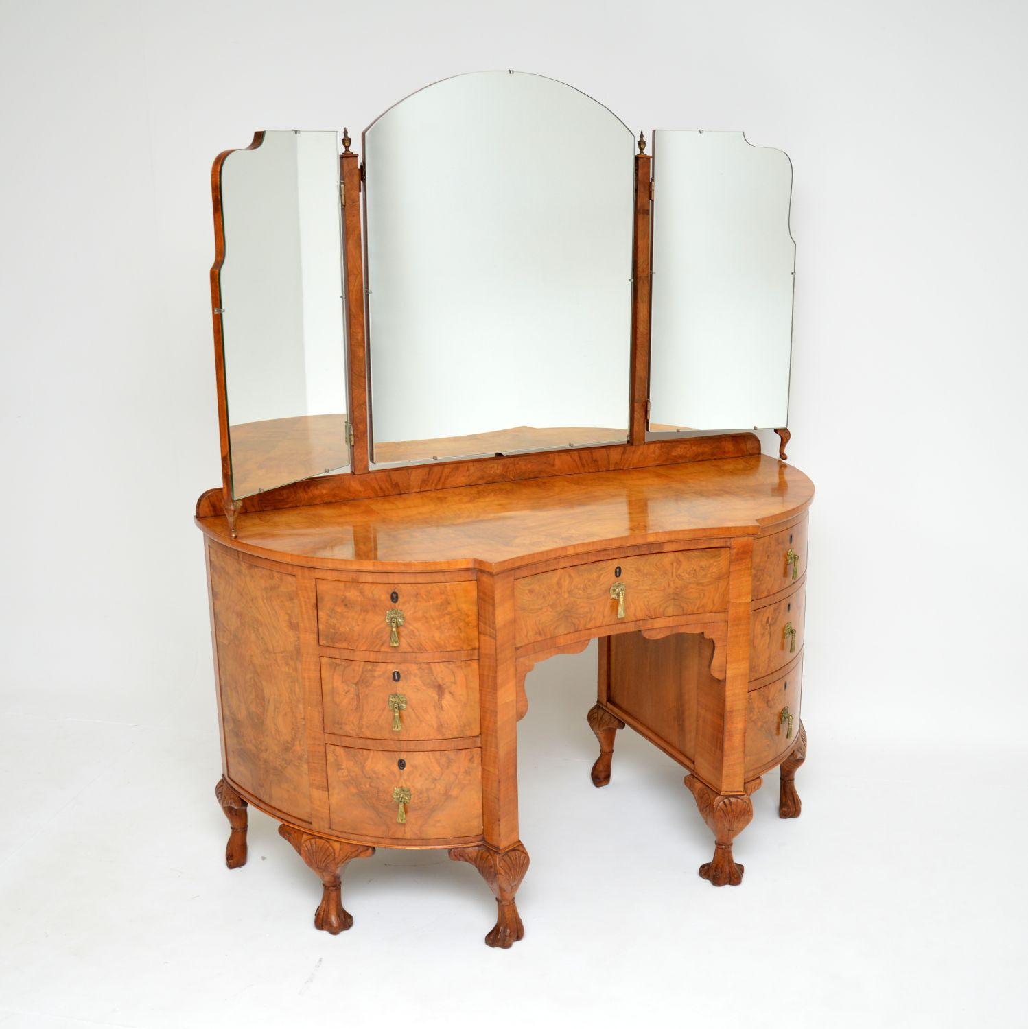 An absolutely stunning antique dressing table in burr walnut. This was made in England, it dates from around the 1910-1920’s period.

The quality is outstanding, this has a gorgeous design and many fine details. The burr walnut has amazing grain