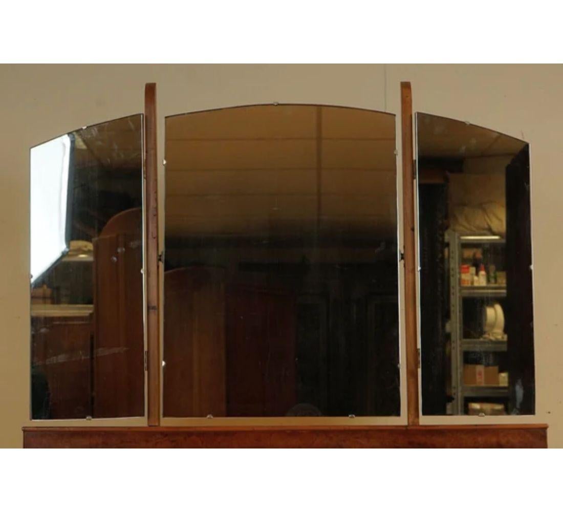 Antiker Frisiertisch aus Wurzelnussholz mit dreifach klappbaren Spiegeln im Angebot 1