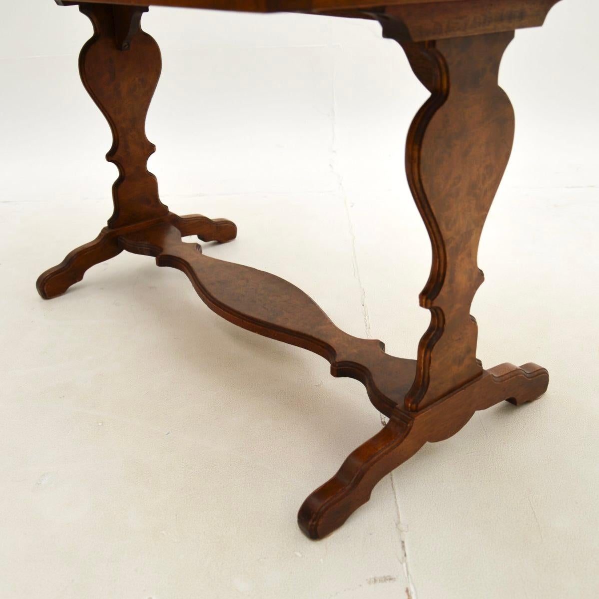 Table basse / d'appoint ancienne en ronce de noyer en vente 4