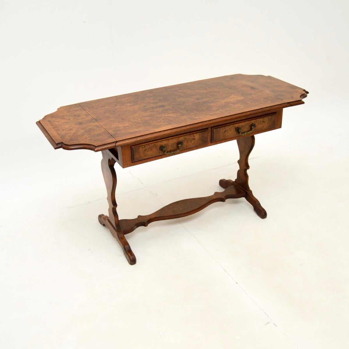 Magnifique table basse / table d'appoint en ronce de noyer. Il a été fabriqué en Angleterre, il date des années 1930 environ.

Il est très bien fait et d'excellente qualité. Il est d'une taille utile, et les extrémités de la goutte peuvent être