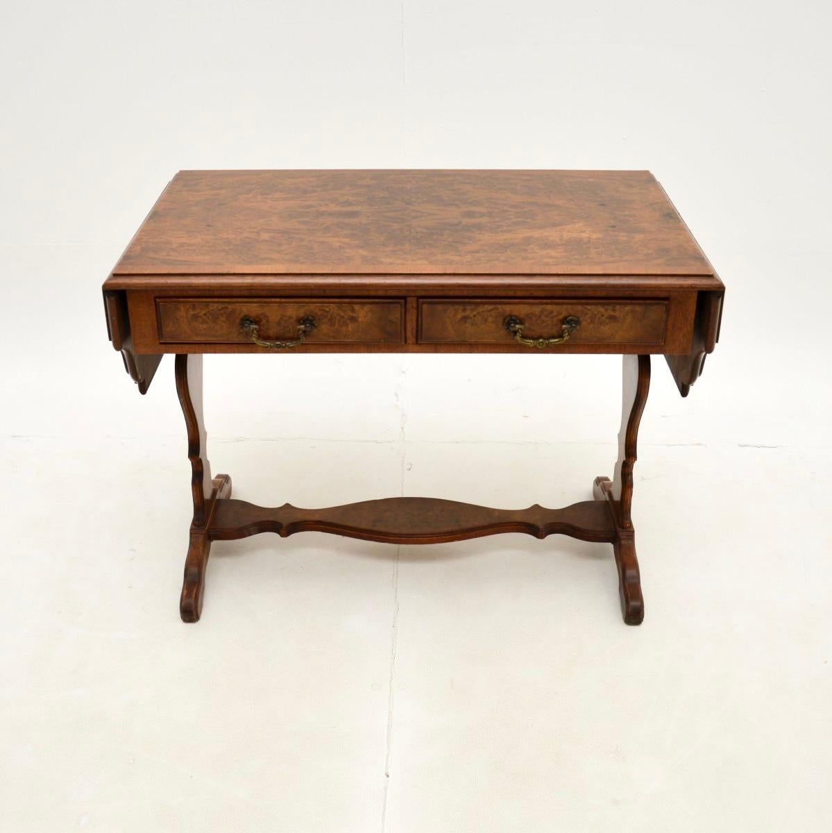 Georgien Table basse / d'appoint ancienne en ronce de noyer en vente