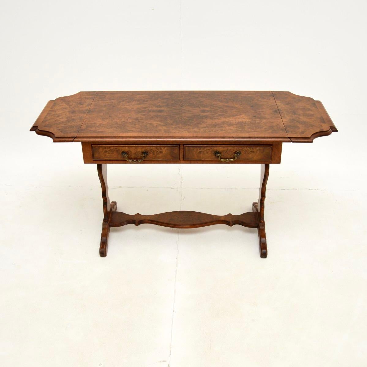 Britannique Table basse / d'appoint ancienne en ronce de noyer en vente