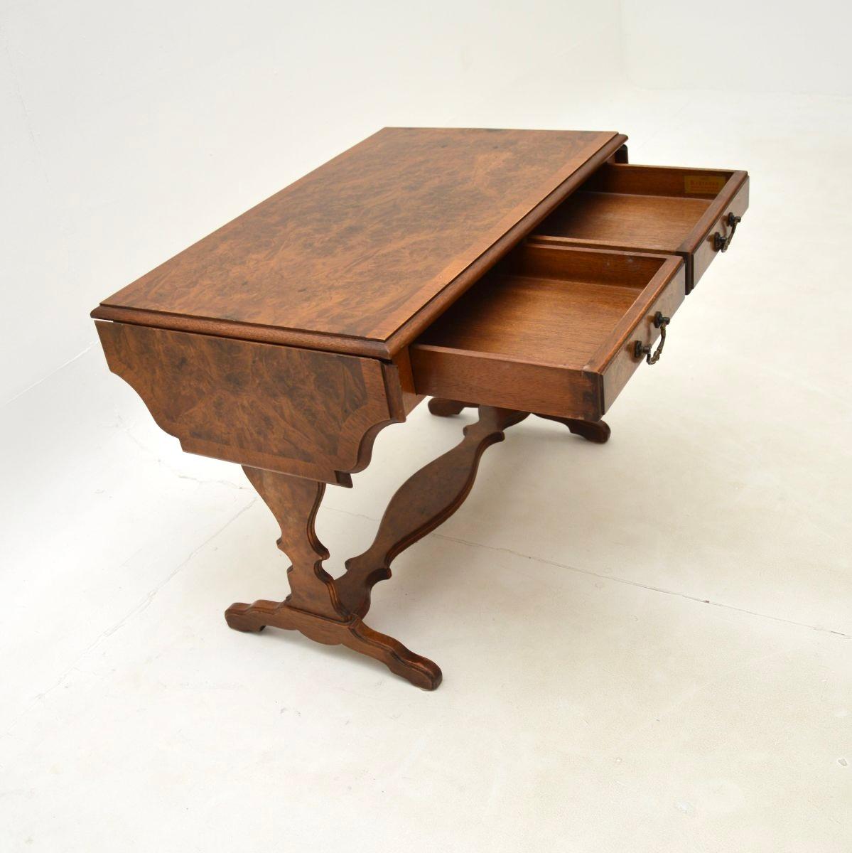 Table basse / d'appoint ancienne en ronce de noyer Bon état - En vente à London, GB