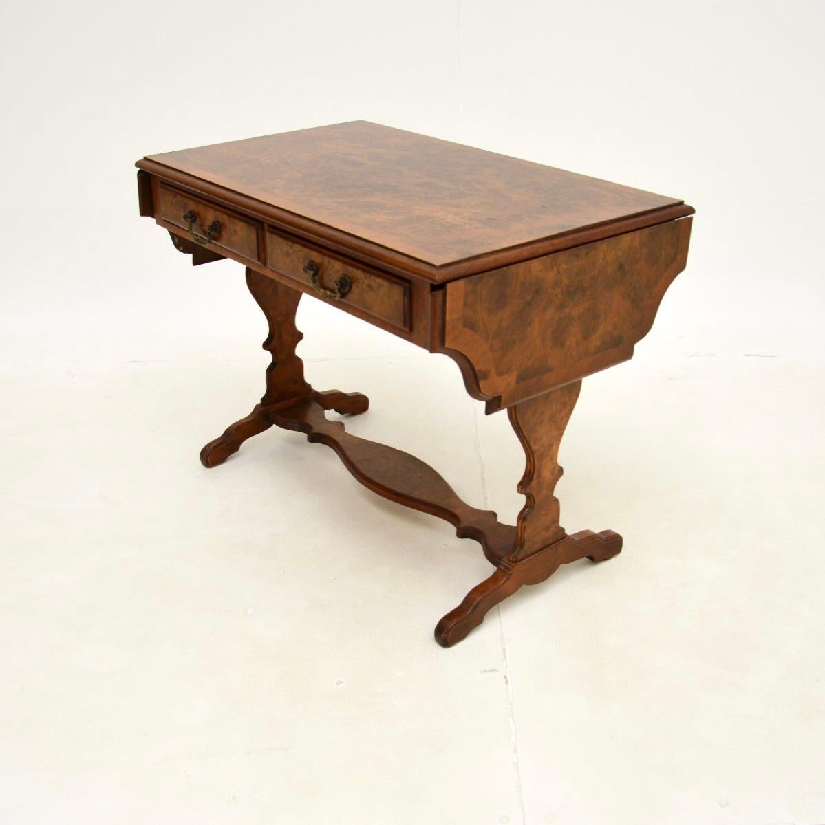 Milieu du XXe siècle Table basse / d'appoint ancienne en ronce de noyer en vente