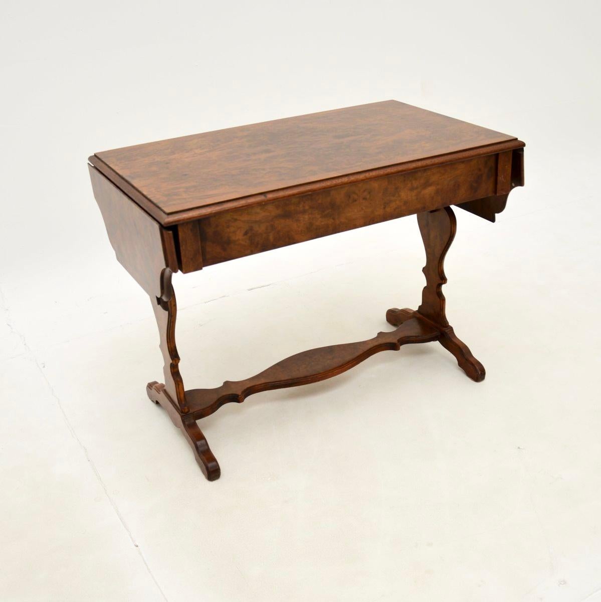 Noyer Table basse / d'appoint ancienne en ronce de noyer en vente